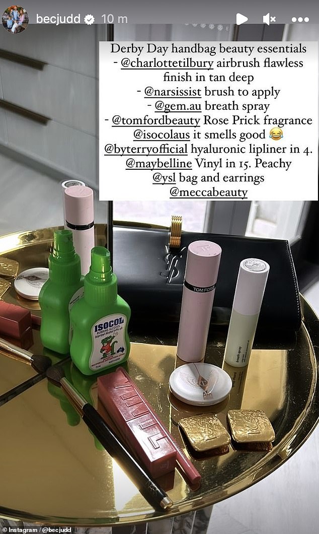 Бек рассказала, что в ее сумке находится пудра Charlotte Tilbury Airbrush Flawless Finish оттенка глубокого загара и кисть NARS для ее нанесения.  На фото