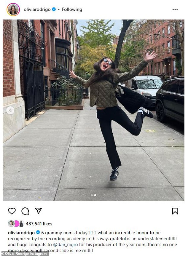 Важная новость: в тот же день она поделилась публикацией в Instagram, где она одета в тот же ансамбль, отмечая получение шести номинаций на предстоящую 66-ю ежегодную премию Грэмми.