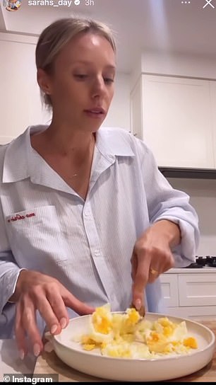 Она также пошутила о том, что у нее дислексия, но потом сказала, что это нормально, потому что ее муж страдает от расстройства обучения.