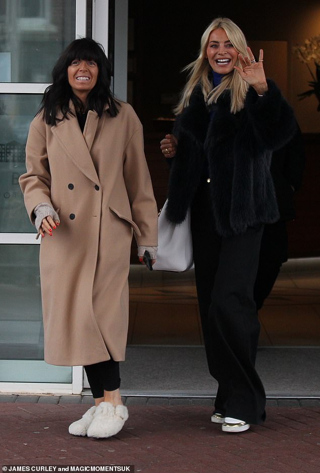 Все улыбаются: ее заметили выходящей из отеля в Блэкпуле в другом ансамбле со своей соведущей Клаудией Винклеман.