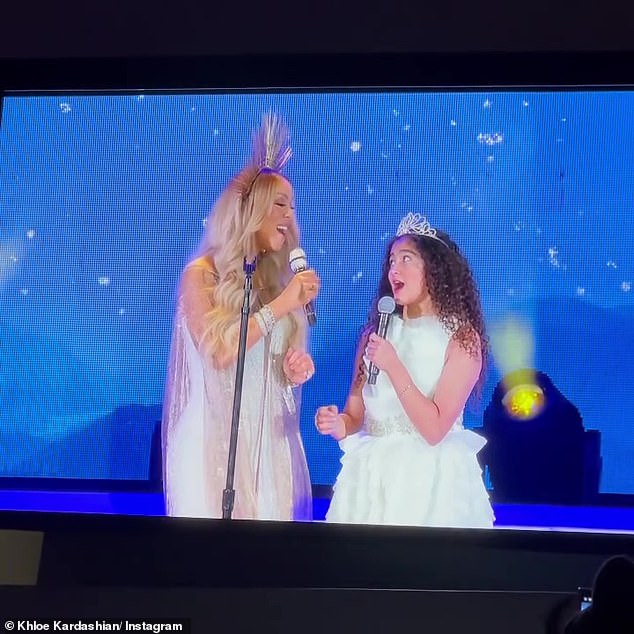 Семейное дело: И сама Мэрайя сделала это семейным делом, приведя на сцену свою 12-летнюю дочь Монро, чтобы петь.