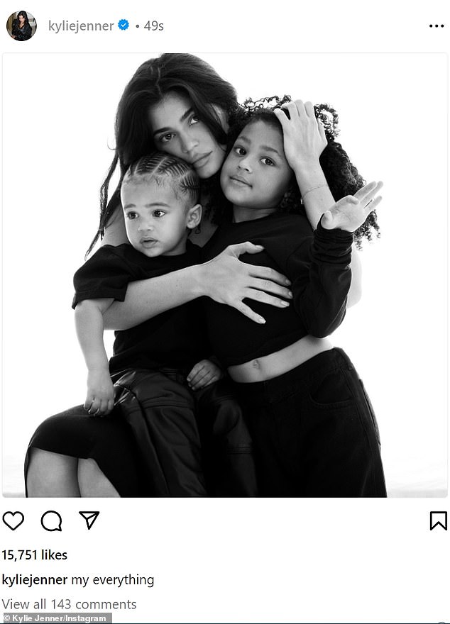 Спасибо за семью: Тем временем в журнале Interview Magazine Q&A Дженнифер и Кайли связаны своими ролями матерей, поскольку у магната макияжа двое детей от рэпера Трэвиса Скотта - пятилетняя дочь Сторми и 21-месячный сын Эйр Вебстер. (на фото) — звезда «Голодных игр» является мамой 21-месячного сына Сая.