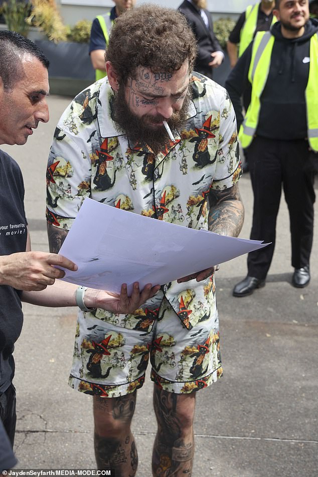 Рэпер, чье настоящее имя Остин Ричард Пост, носил пижаму с кошачьим принтом, когда затягивался сигаретой после прибытия в город частным рейсом.