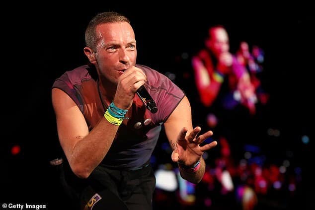 Поклонники, которые не смогли приехать на концерты Coldplay в Перте в Западной Австралии из-за отмены рейсов, получат бесплатные места на предстоящем австралийском туре группы. Крис Мартин на снимке выступает в Перте.