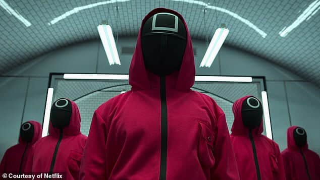 В секрете: новый тизер Squid Games: The Challenge раскрыл секретное оружие одного участника, когда они соревнуются с 455 другими игроками, чтобы выиграть джекпот в размере 4,56 миллиона долларов.