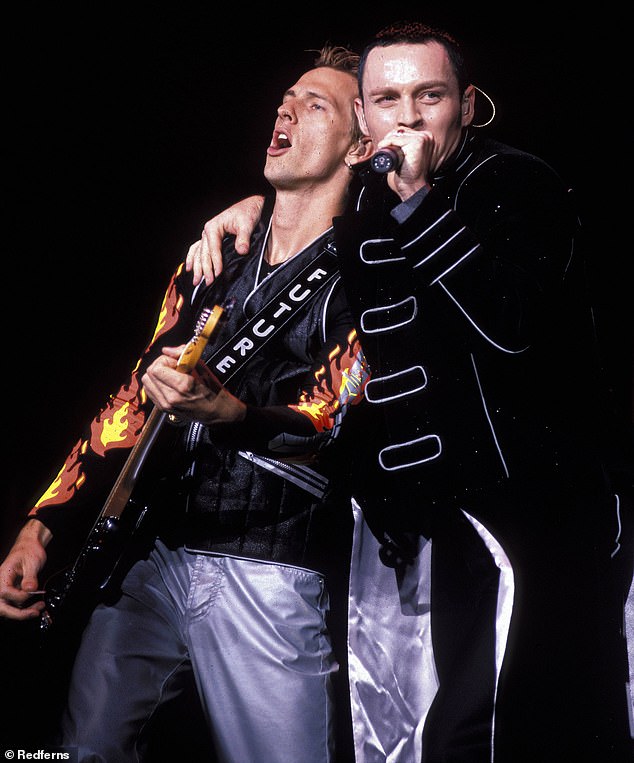 На снимке: Хейс (справа) и его коллега по группе Savage Garden Дэниел Джонс на сцене в 1988 году.