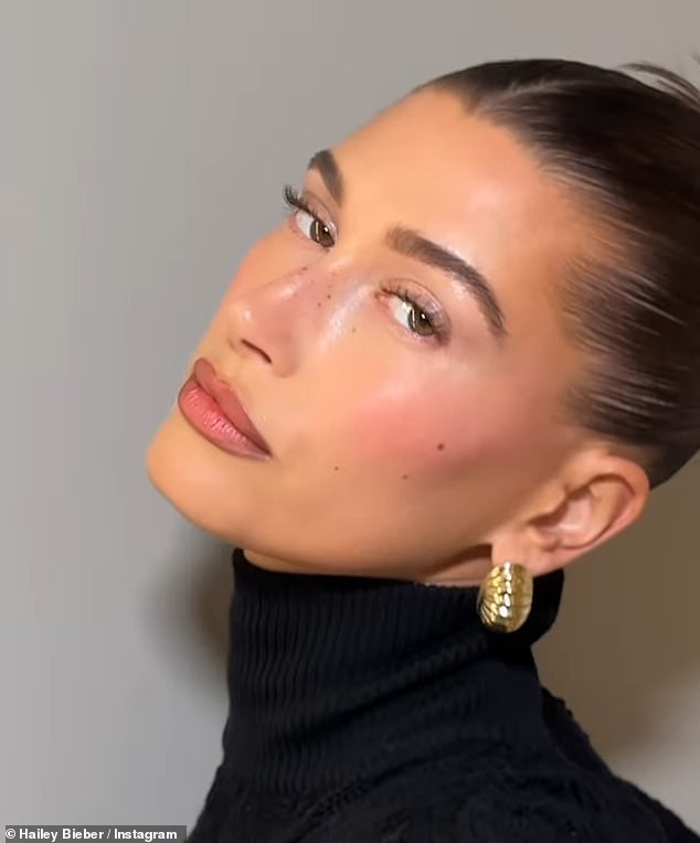 Она рассказала GQ Hype: «Это так забавно, потому что я вижу, что так много людей говорят об этом».  Хейли сказала, что Джастин обычно первым готовится, что может частично объяснить, почему его видели ультра-небрежным по сравнению с ее гламурным внешним видом, когда они посещали мероприятия.