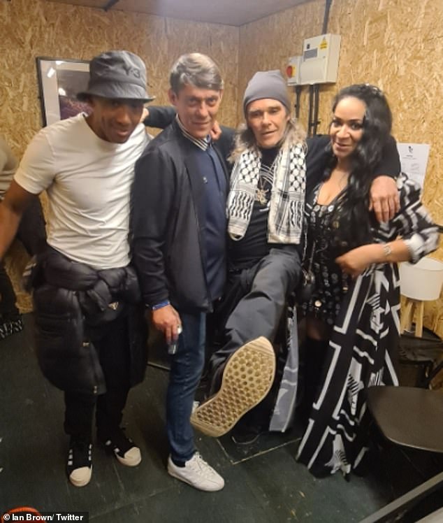 Вот он: Браун (второй справа) поделился фотографией за кулисами мероприятия, где его сопровождала бывшая бэк-вокалистка Happy Mondays Роветта (крайняя справа).