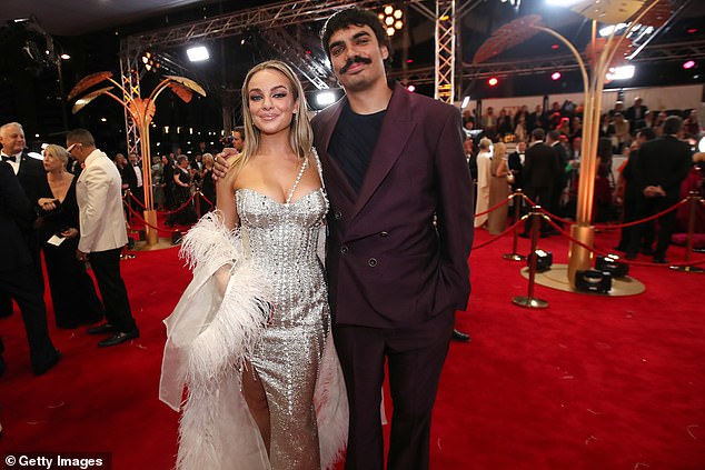 Сообщается, что пара «поладила» на церемонии вручения наград Logie Awards в прошлом году.  (Оба на фото в Лоджиях)