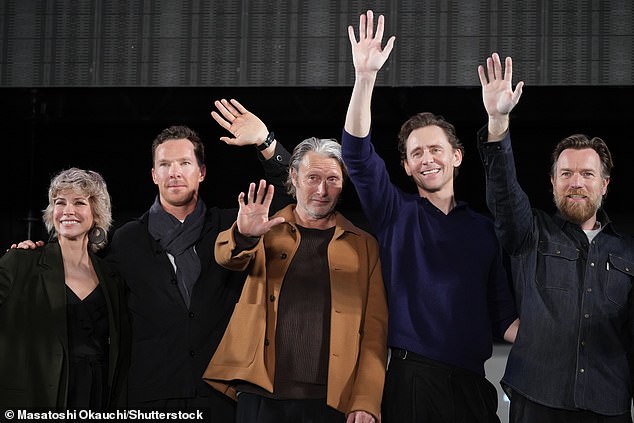 К 52-летнему актеру «Звездных войн» на сцене присоединились звезды Marvel Эванджелин Лилли, Бенедикт Камбербэтч, Мадс Миккельсен и Том Хиддлстон.