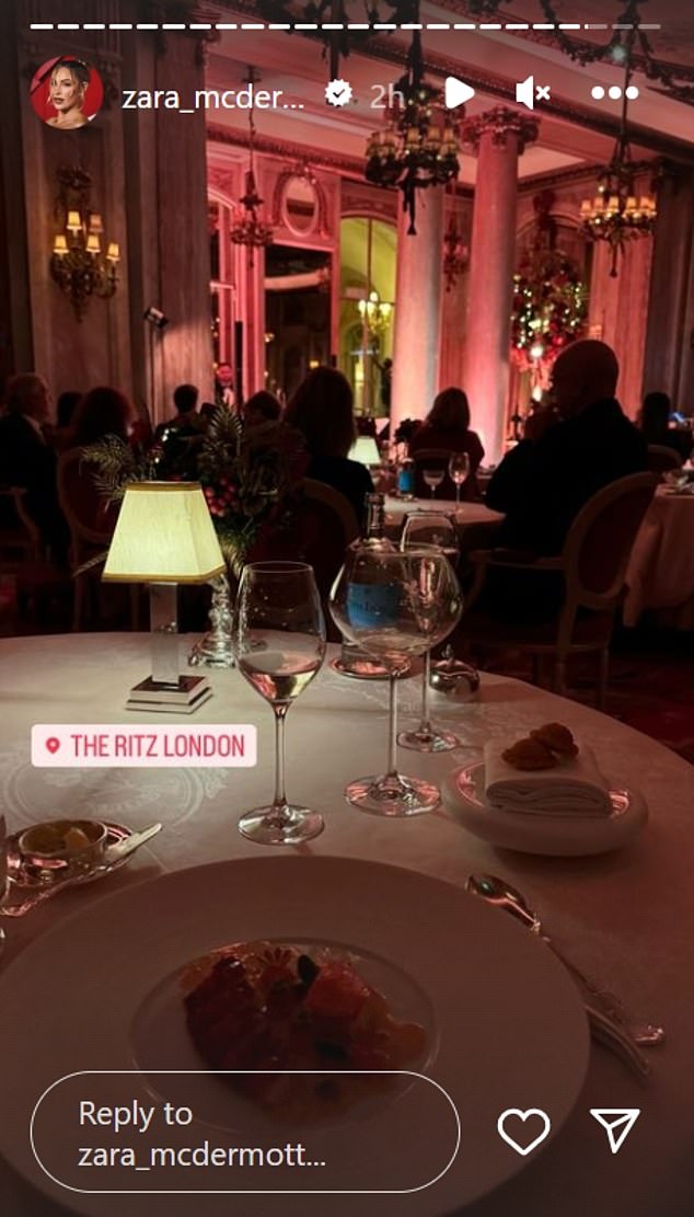Пара наслаждалась романтическим ужином в The Ritz в Лондоне.
