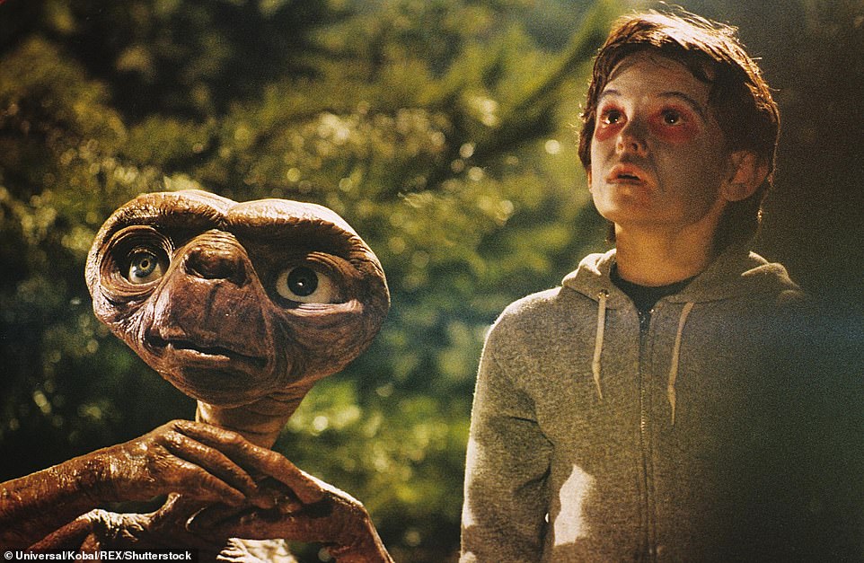 ET был продан через аукционы Julian's Auctions в четверг во время мероприятия под названием Hollywood Legends.