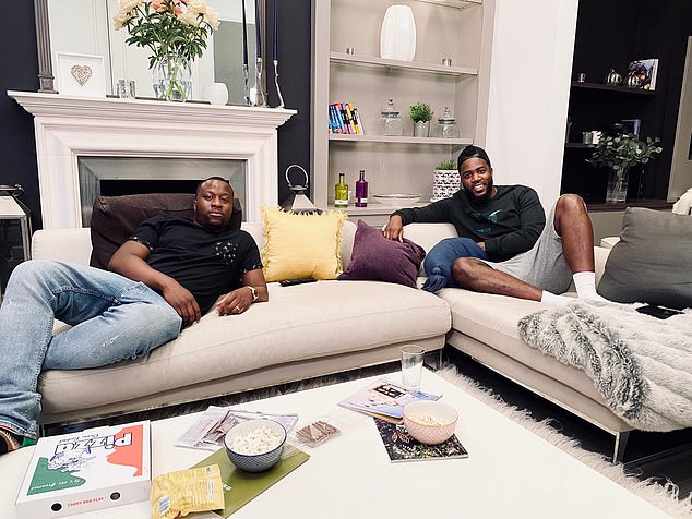 Сериал Channel 4 Gogglebox вернулся с такими актерами, как Мо Гиллиган, Роман Кемп и Том Аллен, которые приняли участие в часовой части.