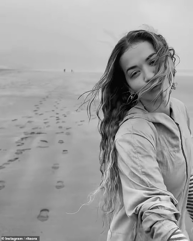 «Пс.  Я попыталась воспроизвести желтое видео Coldplay, осознав, что мне нужно больше дождя и желтый дождевик