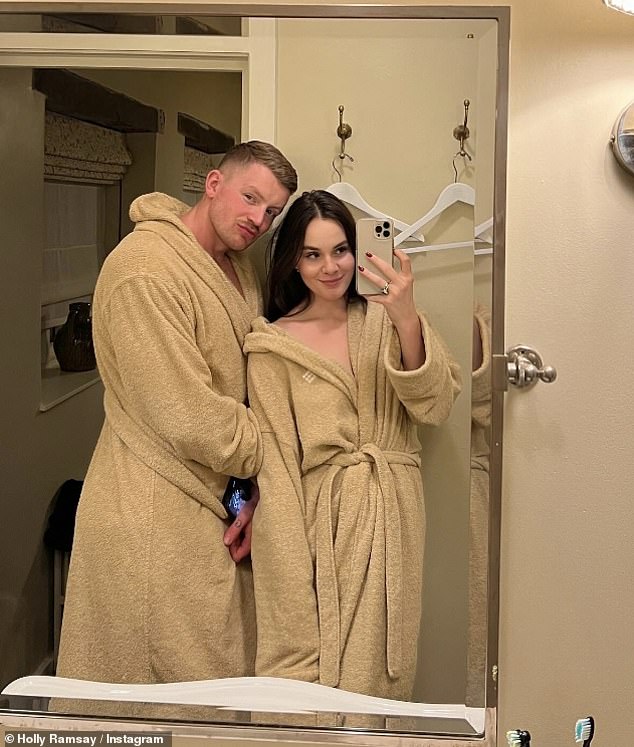 23-летняя дочь шеф-повара Гордона Рамзи в четверг зашла в Instagram, чтобы поделиться множеством любимых снимков со своим бойфрендом-пловец Адамом.