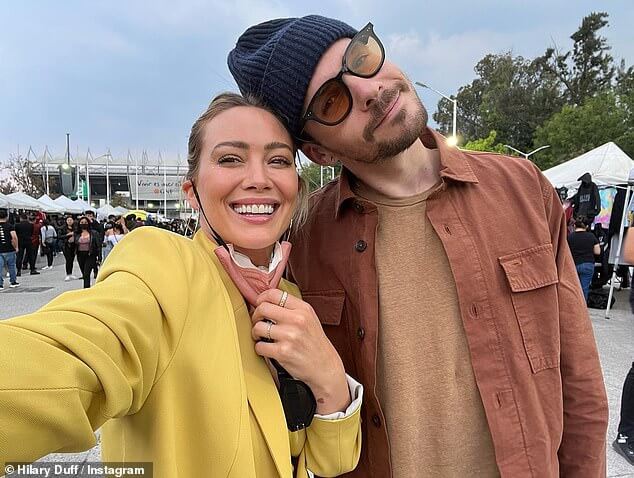 В пятницу Хилари Дафф зашла в Instagram, чтобы поделиться сонограммой своей беременности с мужем Мэтью Комой; видел в 2023 году