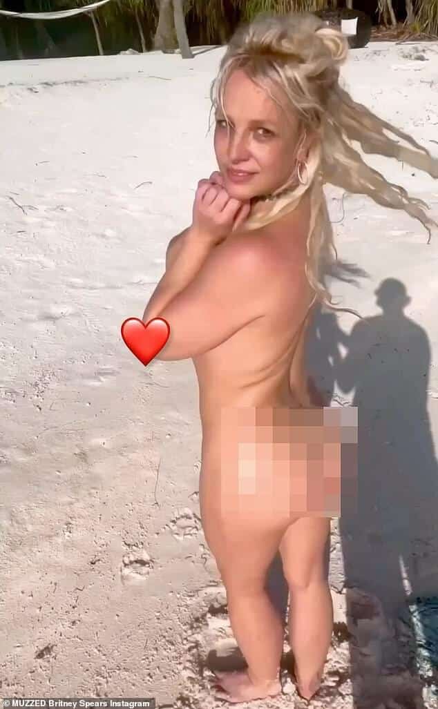 Бритни Спирс, 42 года, во вторник вечером записала в Instagram видео, на котором она наслаждается прогулкой по пляжу без одежды.