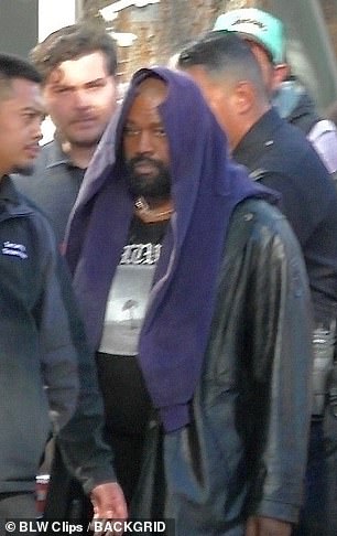 Канье Уэст, 46 лет, и Тимоти Шаламе, 27 лет, были среди известных имен, присутствовавших на Crypto.com Arena в Лос-Анджелесе в рождественский понедельник, чтобы увидеть, как Лейкерс из родного города проиграли Бостон Селтикс со счетом 126–115.