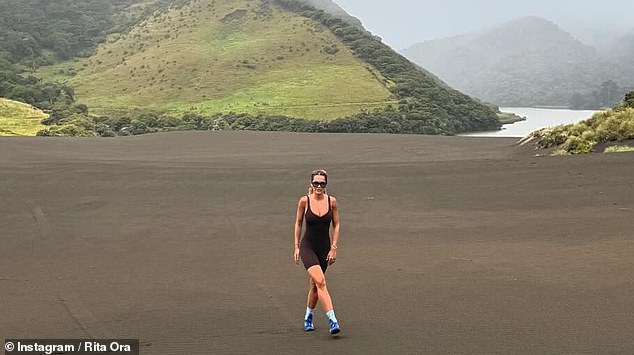 Певица поделилась галереей снимков в Instagram, наслаждаясь прогулкой в ​​большом зеленом дождевике и черном комбинезоне.