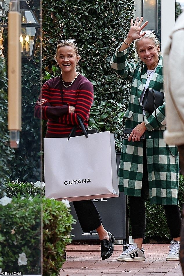 Риз Уизерспун была замечена за покупками в последнюю минуту в престижном торговом центре Palisades Village в Лос-Анджелесе.