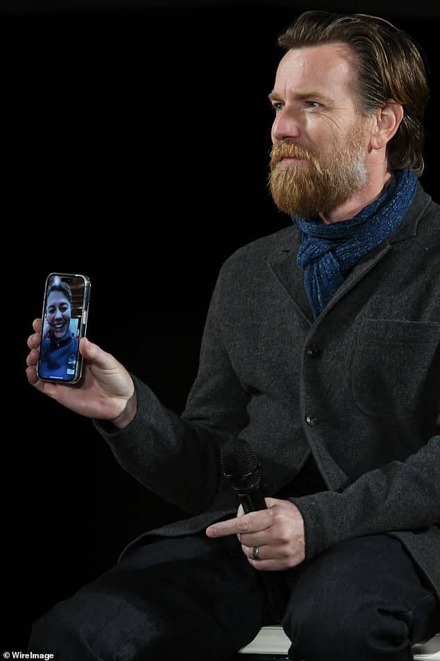 Юэн МакГрегор сиял от гордости, когда он общался по FaceTime со своей женой Мэри Элизабет Уинстед на сцене Tokyo Comic Con в воскресенье.