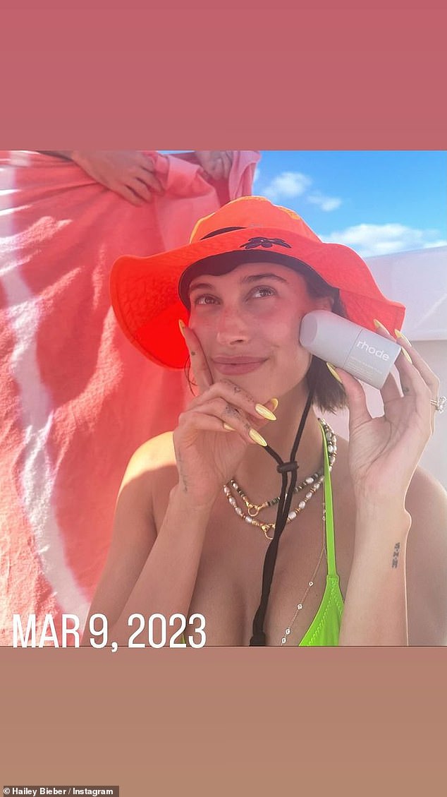 Влиятельный человек включил несколько фотографий, на которых она рекламировала свою компанию по уходу за кожей Rhode.