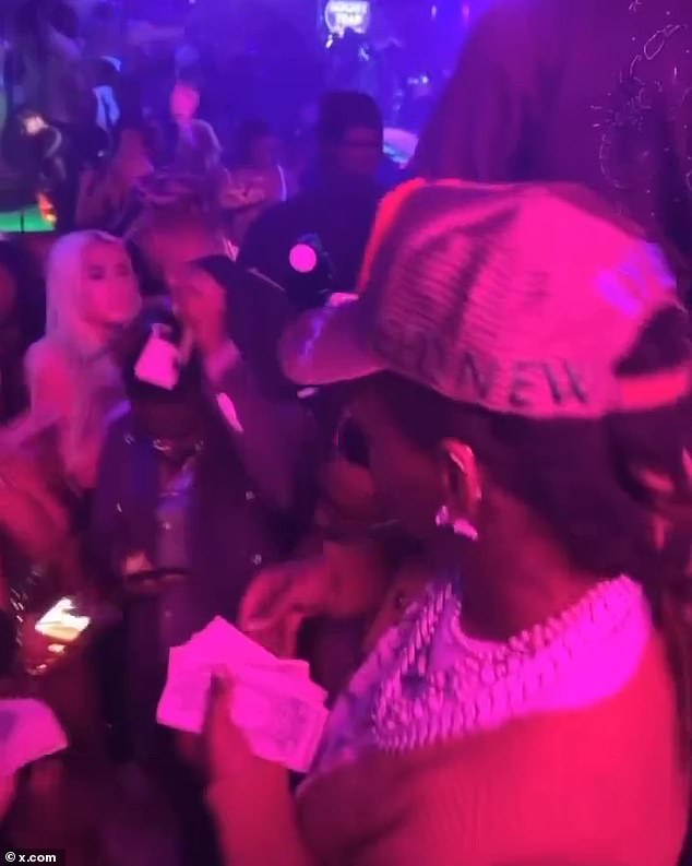 Offset показал деньги, танцуя со своей бывшей женой и фанатами.
