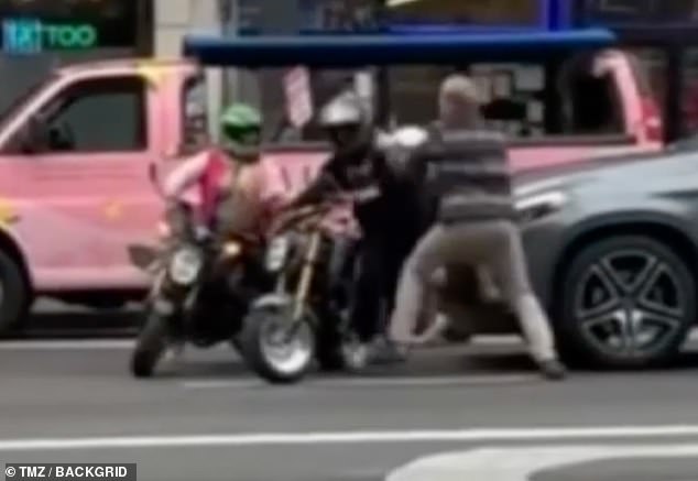 Было снято на видео, как Зиринг подошел к одному из гонщиков и ударил его.