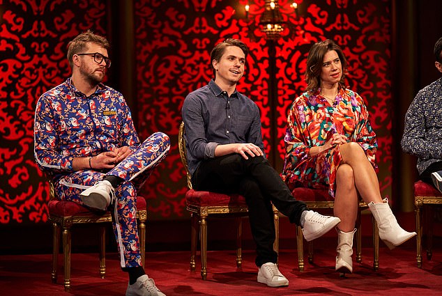Она выиграла восьмую серию Taskmaster в 2019 году — на фото в сериале с Иэном Стирлингом (слева) и Джо Томасом (в центре).