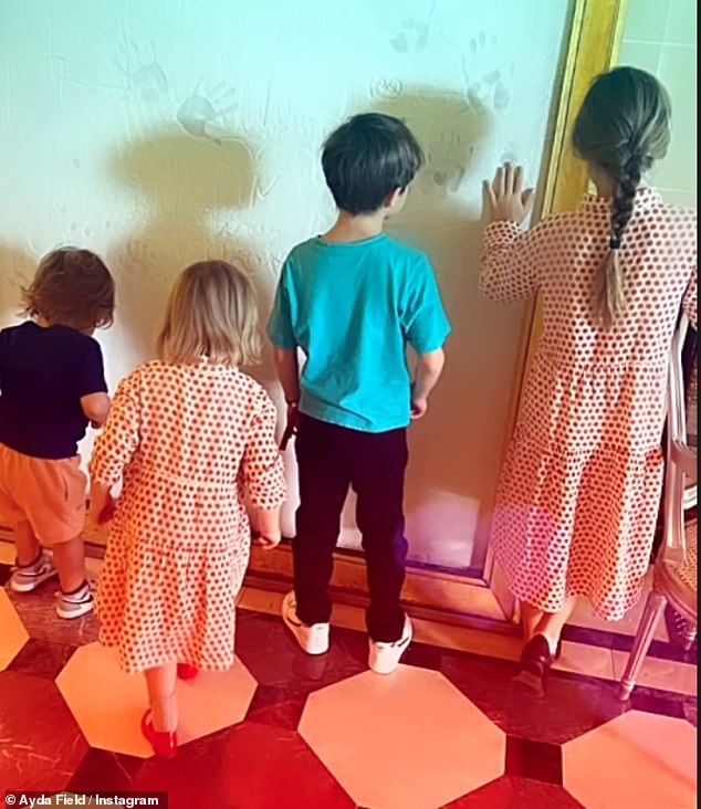 У пары есть дочери Тедди, 11 лет, и Коко, 5 лет, а также сыновья Чарли, 9 лет, и Бо, три года, которых они очень редко фотографируют.