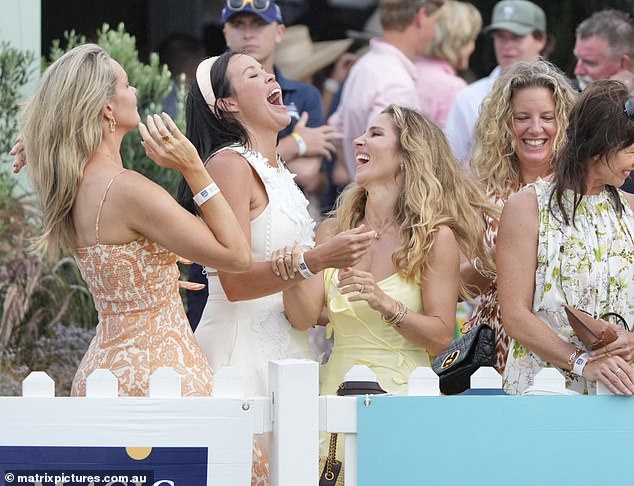 Испанская актриса посетила Magic Millions одна, предпочитая вечеринку с друзьями, но позаботилась о том, чтобы ее обручальное кольцо сказало все.