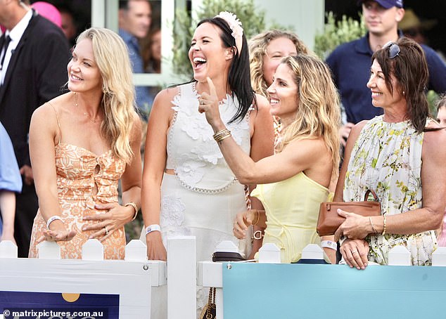 Эльза была замечена поглощенной разговором с моделью и гоночной личностью Кейт Уотерхаус, а также обозревателем  Яной Хокинг (слева)