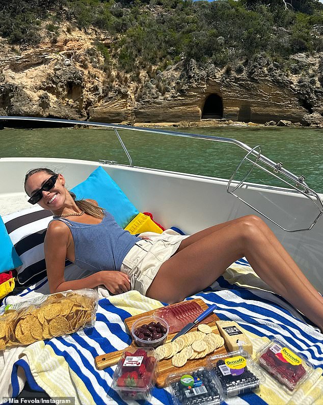 «24 года и много счастливых слез», — написала Миа в подписи к веселым фотографиям.