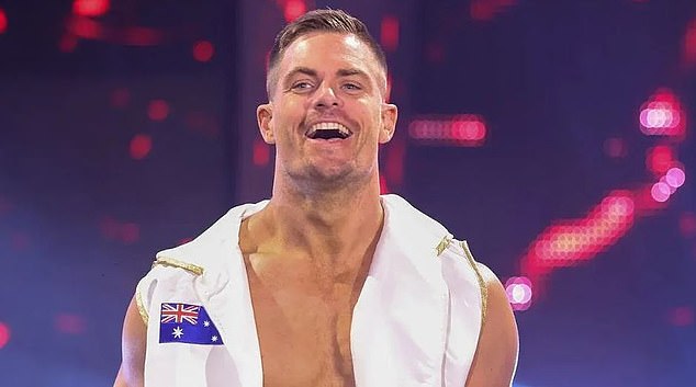 Звезды WWE, как известно, поддерживают видимость того, что борьба WWE «настоящая», разыгрывая своих персонажей на ринге во время интервью.  (На фото: Уоллер в WWE)