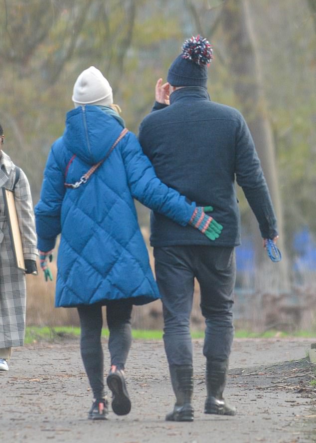 В 2021 году The Mail on Sunday сообщила, что 49-летняя Фокс встречалась с состоятельным руководителем телевидения, владеющим продюсерской компанией Knickerbockerglory.