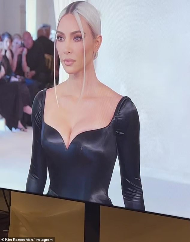 Кардашьян часто можно увидеть в Balenciaga на крупных мероприятиях, и в прошлом она участвовала в нескольких рекламных кампаниях бренда, таких как Неделя моды в Париже.