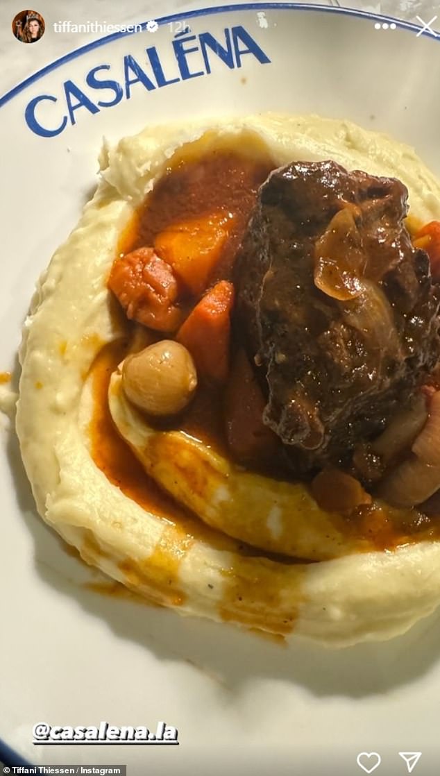 И было мясное блюдо с пюре, морковью и луком.