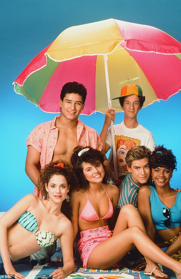 Ее большим хитом стала песня Saved By The Bell.  (слева) Беркли в роли Джесси Спано, Марио Лопес в роли Э.С. Слейтера, Тиссен в роли Келли Каповски, Дастин Даймонд в роли Скрича Пауэрса, Марк-Пол Госселаар в роли Зака ​​Морриса, Ларк Вурхис в роли Лизы Тёртл