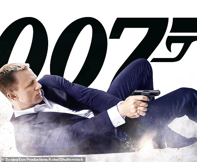 Дэниел Крейг изображен в фильме «Скайфолл» в 2012 году.