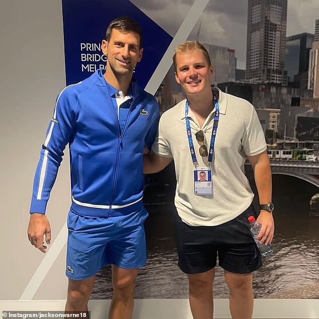 24-летний Джексон Уорн поразил болельщиков на Открытом чемпионате Австралии по теннису в Мельбурне в четверг, когда он вышел на благотворительную акцию. На снимке: Джексон (справа) с чемпионом по теннису Новаком Джоковичем.
