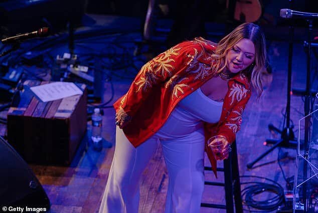 Эль Кинг вызвала настоящий фурор среди поклонников в Grand Ole Opry в пятницу, когда во время выступления она выглядела «забитой»
