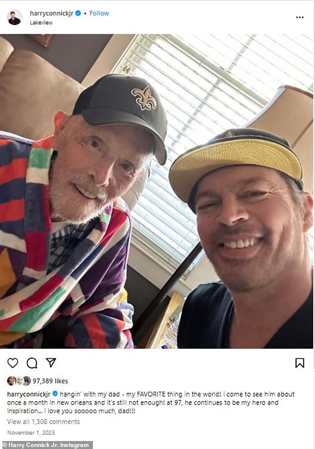 Конник-младший недавно поделился селфи со своим отцом в ноябре, и они оба тепло улыбались на снимке.