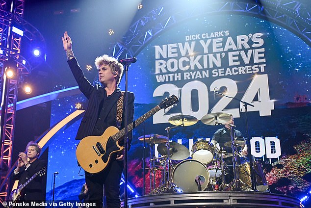 Во время новогоднего выступления группы Rockin' Eve фронтмен Билли Джо Армстронг спел «Я не являюсь частью программы MAGA» вместо «Я не являюсь частью программы деревенщины».