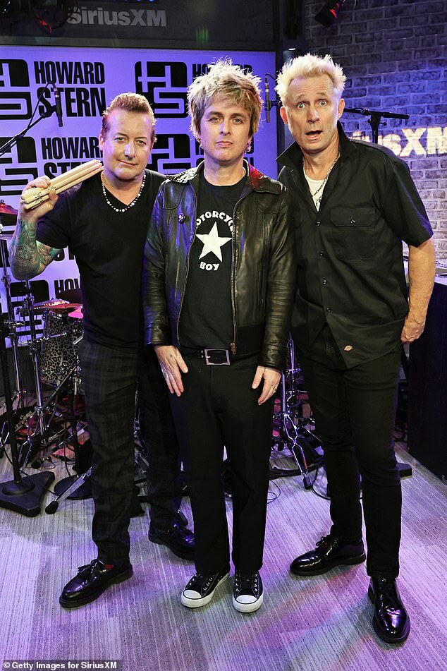 Соучредитель Green Day Майк Дирнт (справа) отреагировал на негативную реакцию по поводу того, что группа изменила текст своего гимна протеста 2004 года American Idiot; с Тре Кулом и Билли Джо Армстронгом 17 января 2024 года в Нью-Йорке.