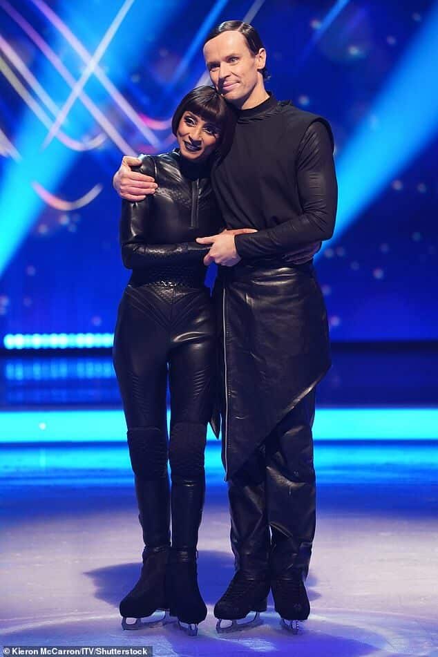 Поклонники Dancing On Ice похвалили Адель Робертс за ее возвращение на шоу ITV всего через несколько дней после объявления о смерти ее матери.