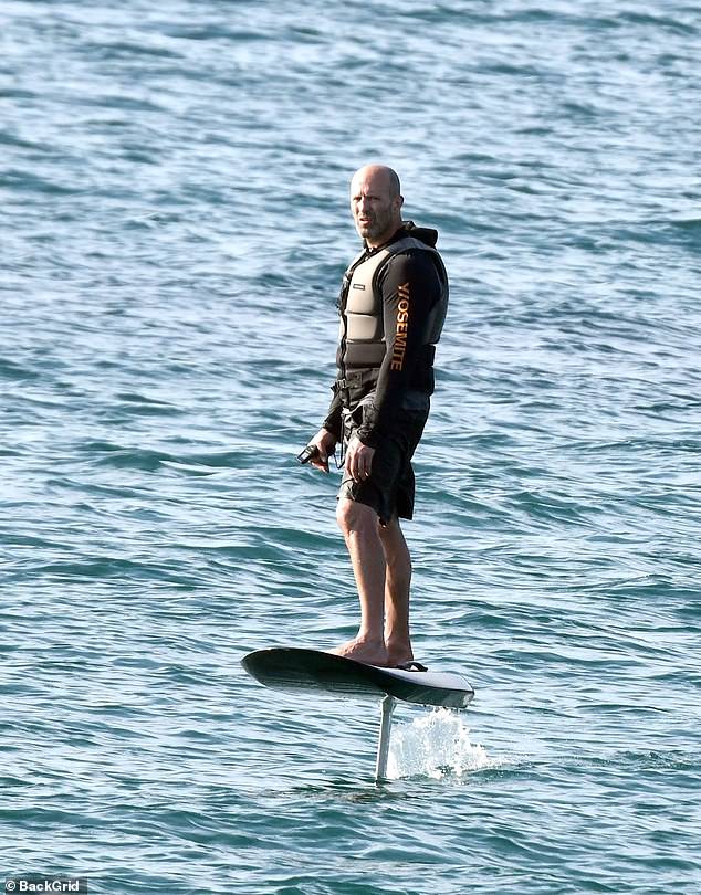 56-летний Стэтхэм только что победил самую большую акулу в мире в своем последнем блокбастере «Мег 2: Траншея».