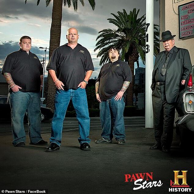 Сын звезды Pawn Stars Рика Харрисона (на фото второй слева) трагически умер от передозировки в возрасте 39 лет;  его можно увидеть в рекламных изображениях сериала Pawn Stars.