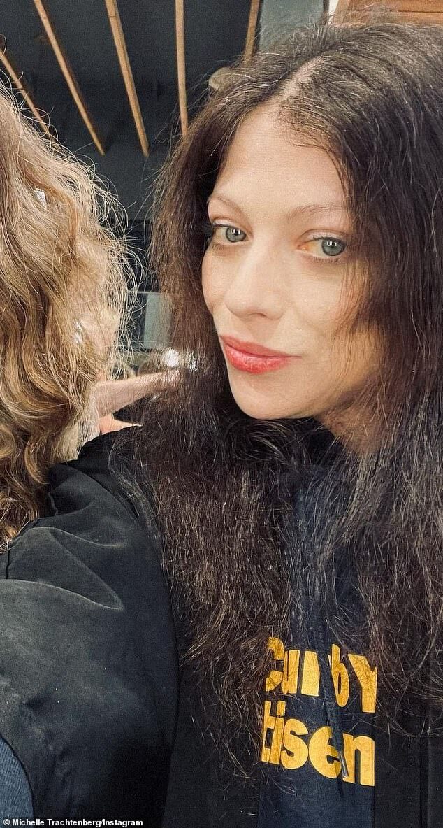 Мишель Трахтенберг провела прошедшую неделю в Instagram, закрывая «ненавистников», выражавших обеспокоенность по поводу ее здоровья и внешнего вида.  Все, казалось бы, началось в прошлую среду, когда Мишель поделилась снимком, на котором она собиралась сделать прическу в салоне Mèche Трейси Каннингем в Беверли-Хиллз.