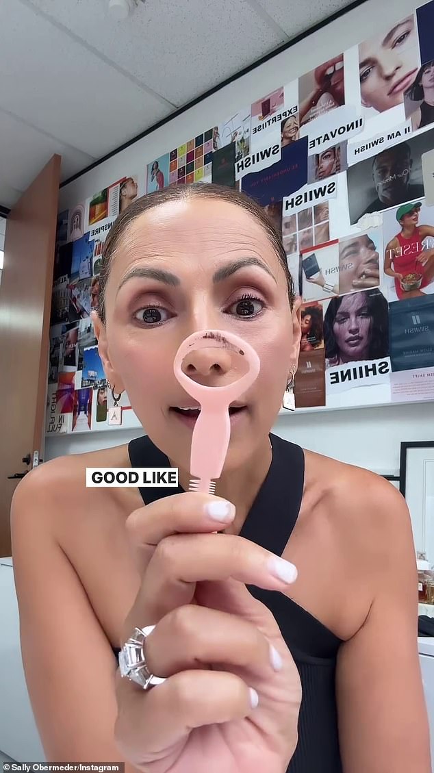 51-летняя велнес-магнат в среду зашла в Instagram, чтобы поделиться удивительным способом, которым она избегает размазывания туши на веках.