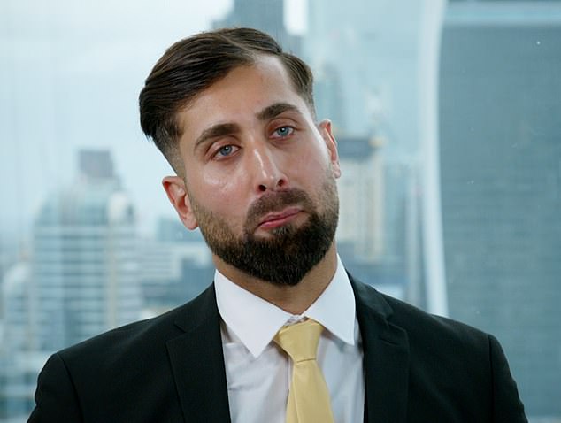 Асиф, которого уже обвиняли в женоненавистничестве, начал со слов: «Я врач, и у меня чрезвычайно высокий IQ».